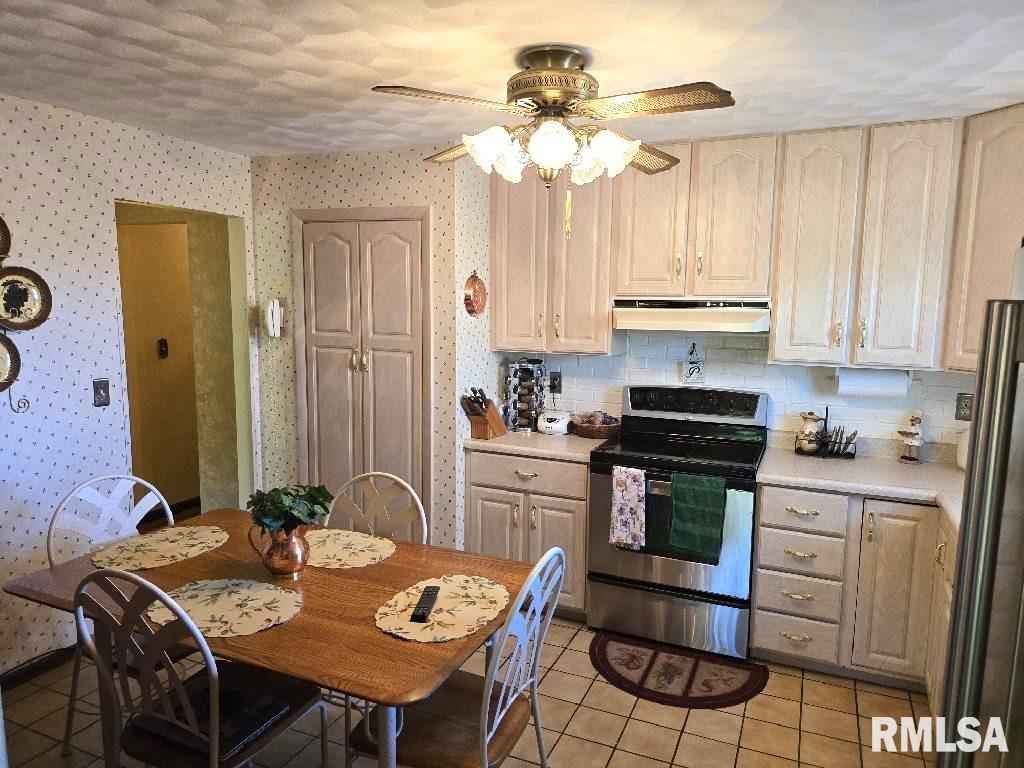 1913 Quail Hollow Road Pekin, IL 61554 - Photo 11 of 29 Gallery Image 11