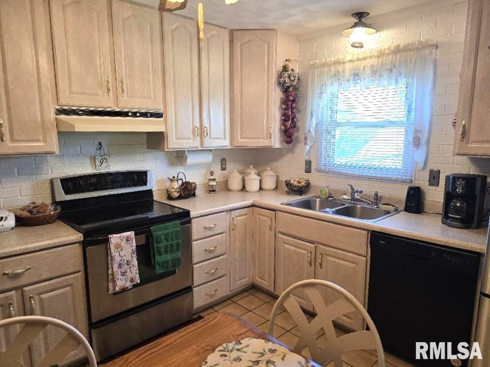 1913 Quail Hollow Road Pekin, IL 61554 - Photo 12 of 29 Gallery Image 12