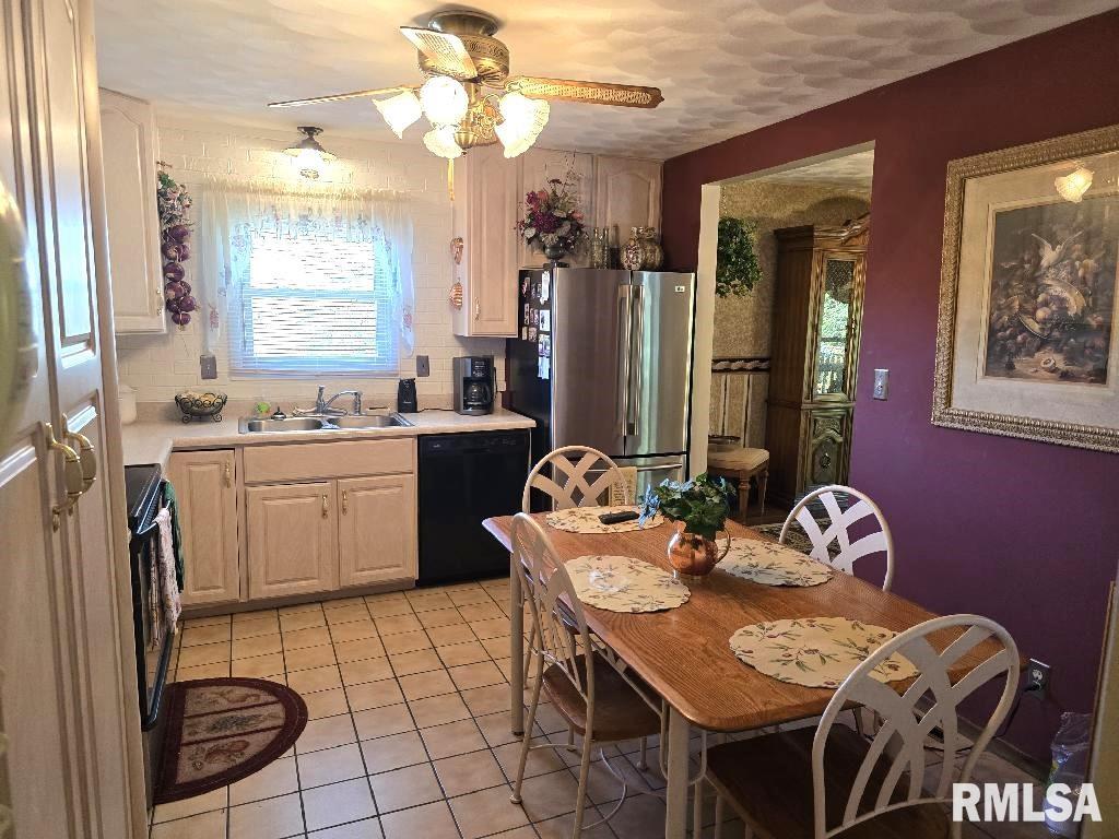 1913 Quail Hollow Road Pekin, IL 61554 - Photo 13 of 29 Gallery Image 13