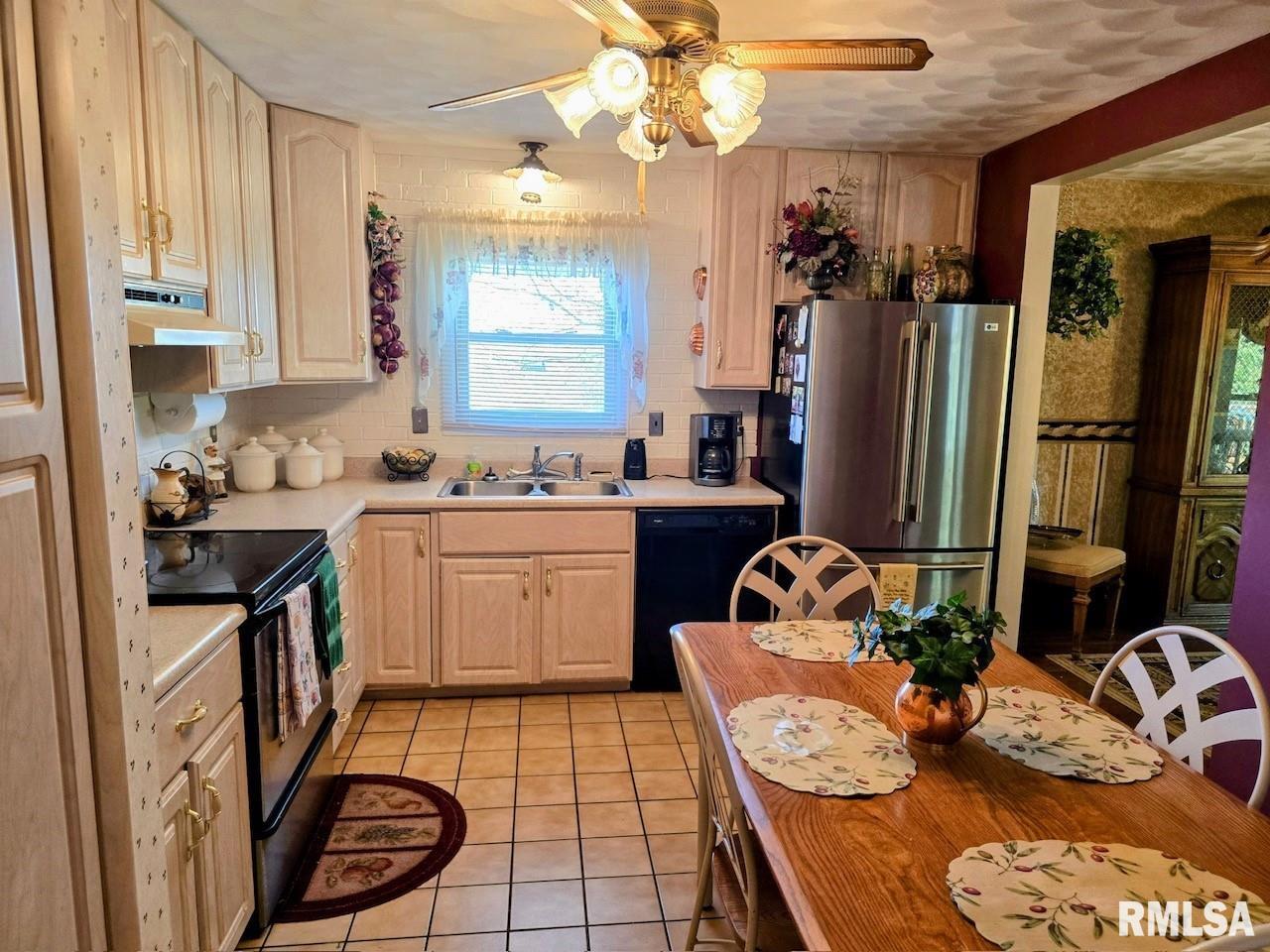 1913 Quail Hollow Road Pekin, IL 61554 - Photo 10 of 29 Gallery Image 10