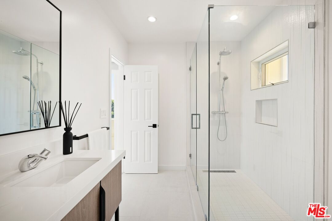 1244 Stradella Road Los Angeles, CA 90077 - Photo 11 of 31