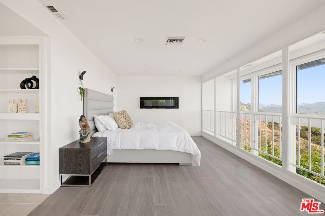 1244 Stradella Road Los Angeles, CA 90077 - Photo 9 of 31