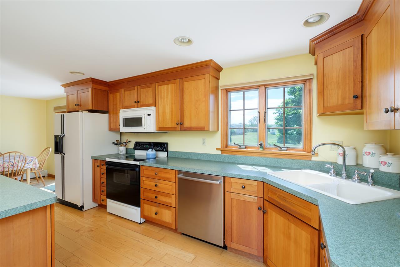 9 Holmgren Road Stratham, NH 03885 - Photo 6 of 32