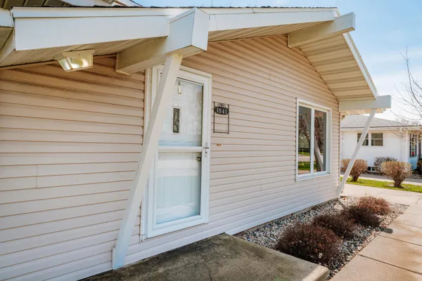 $269,900 | 1041 London Street, Menasha, WI 54952