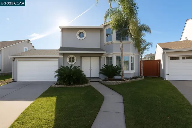 a view of a yard in front of house
