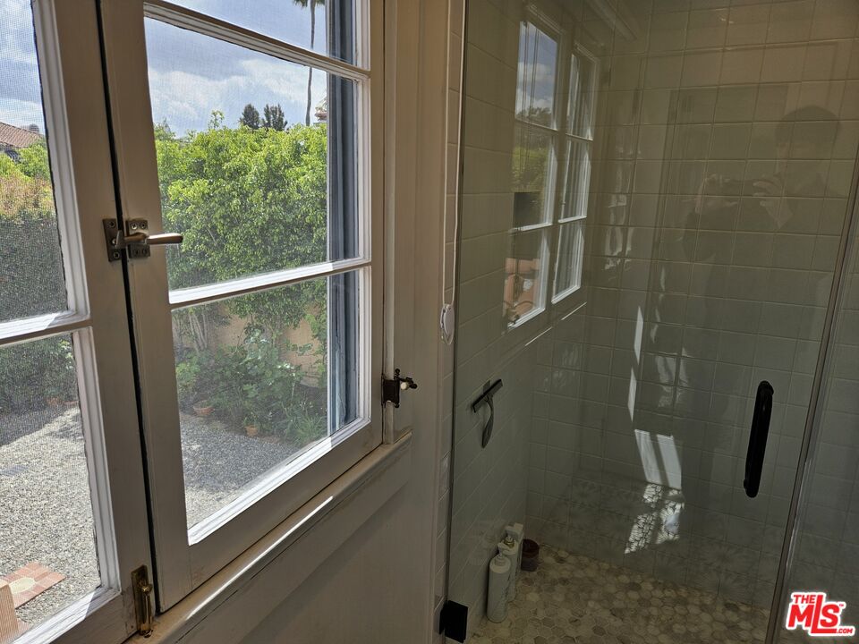 212 South Muirfield Road Los Angeles, CA 90004 - Photo 16 of 20