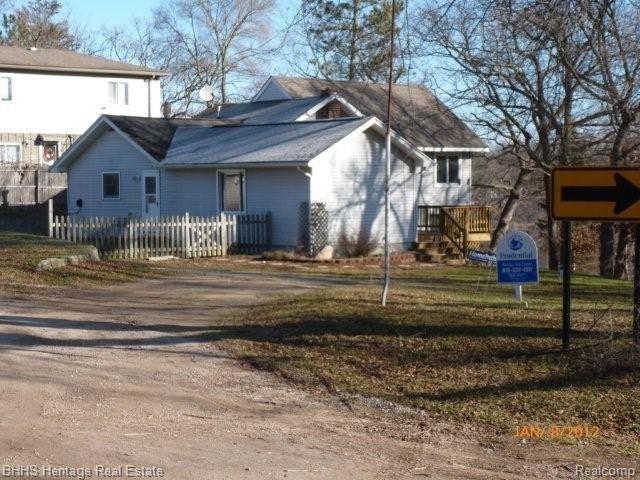 8990 Riverside Drive Brighton, MI 48116 - Photo 4 of 25 Back/Side