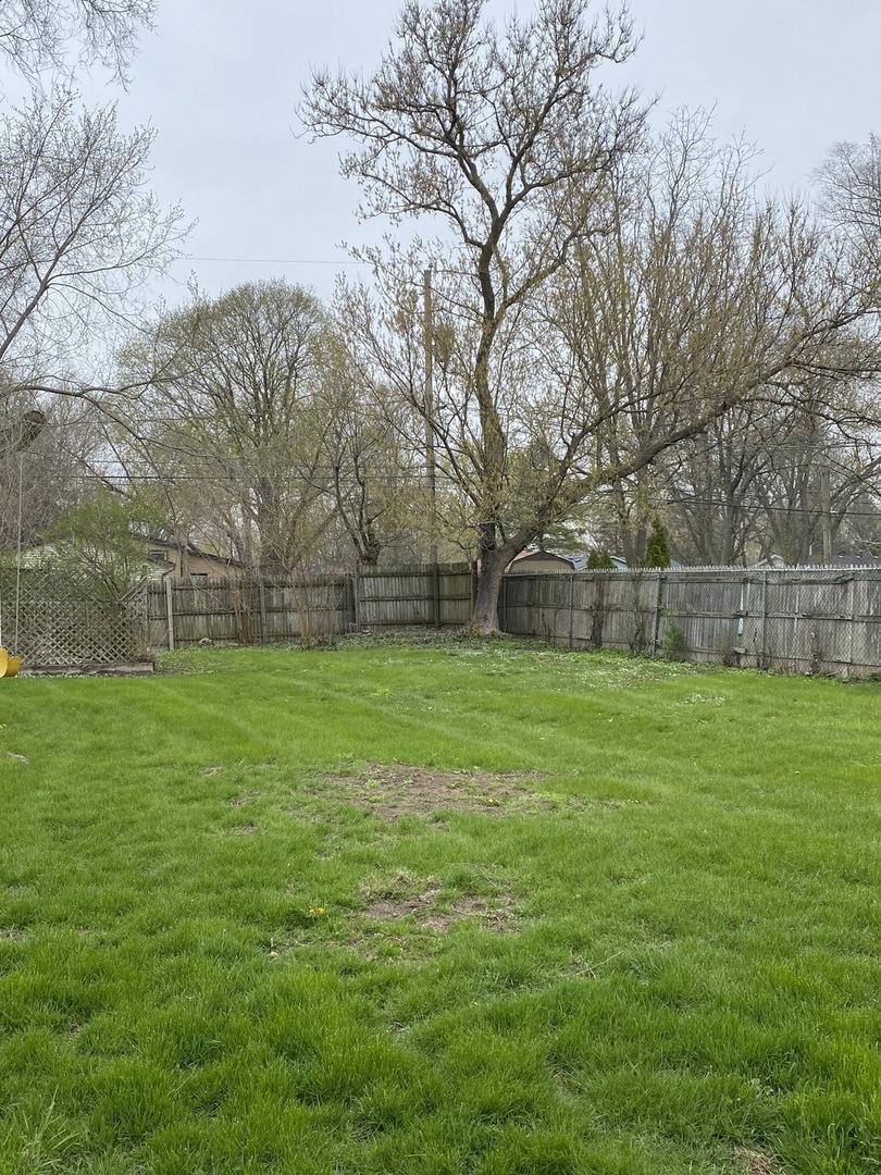 329 Douglas Road Batavia, IL 60510 - Photo 17 of 23 a view of a yard and basketball court