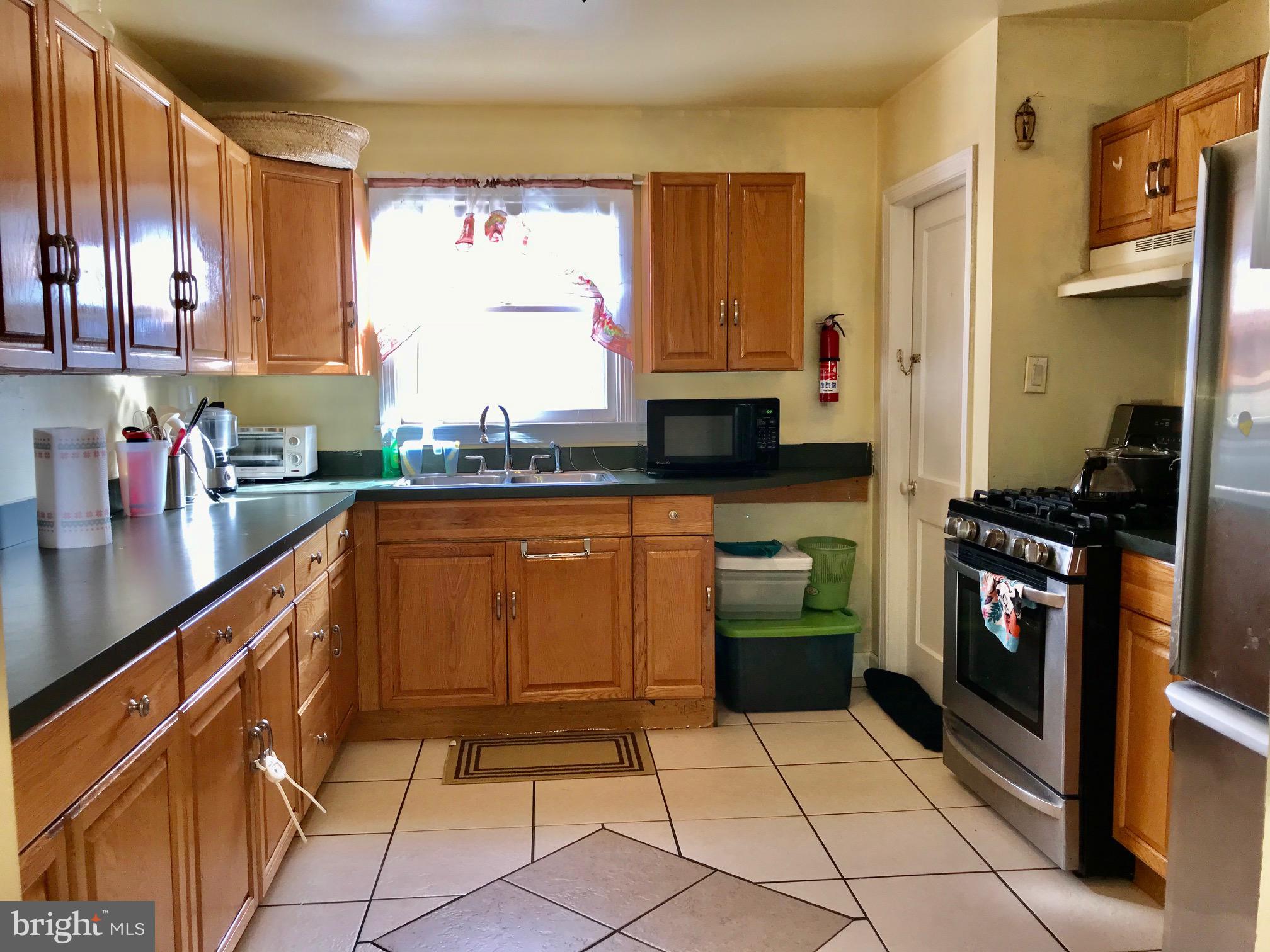 307 Edwards Drive Brookhaven, PA 19015 - Photo 11 of 33 Spacious Kitchen