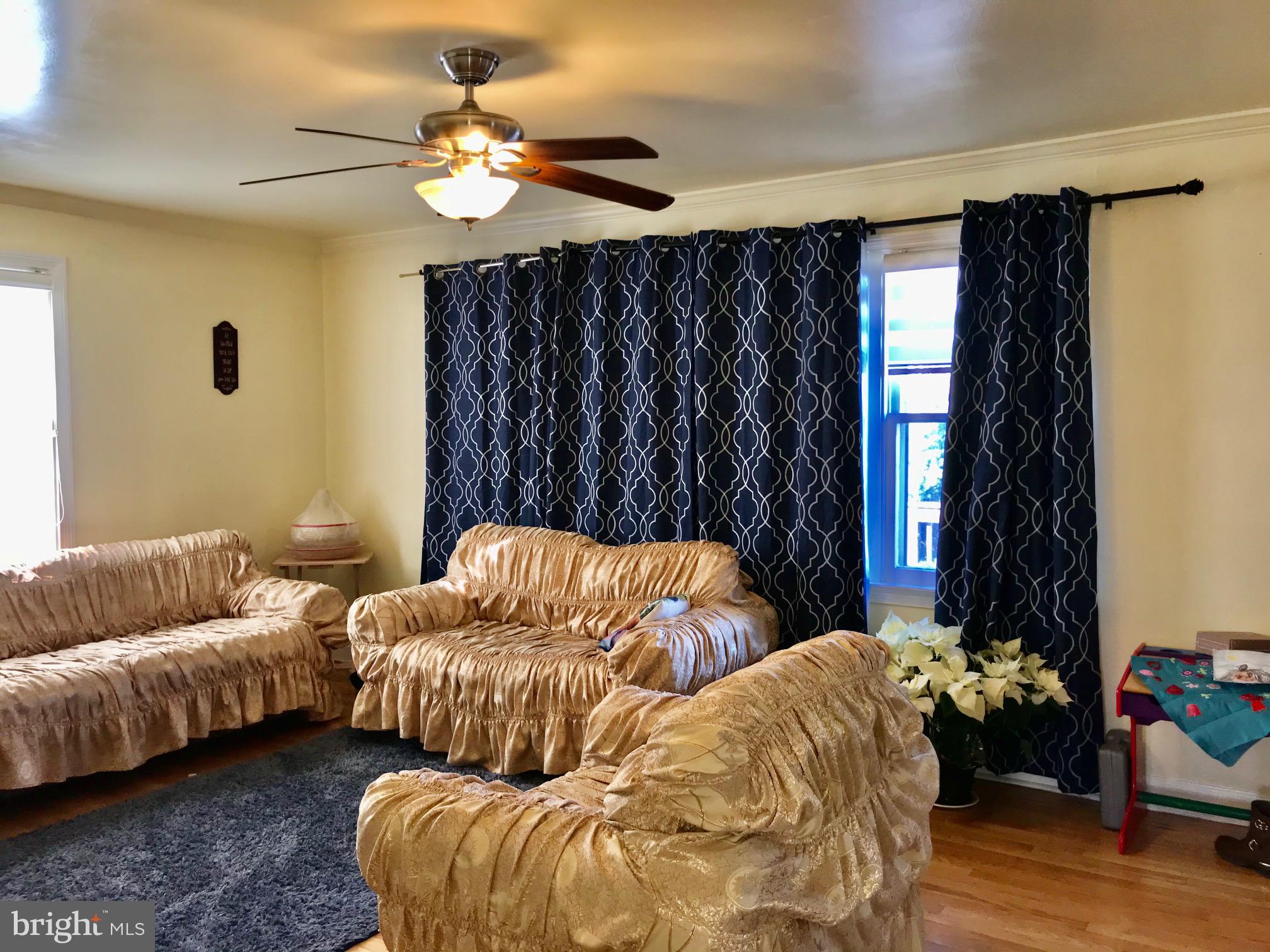 307 Edwards Drive Brookhaven, PA 19015 - Photo 5 of 33 Bright & sunny living room