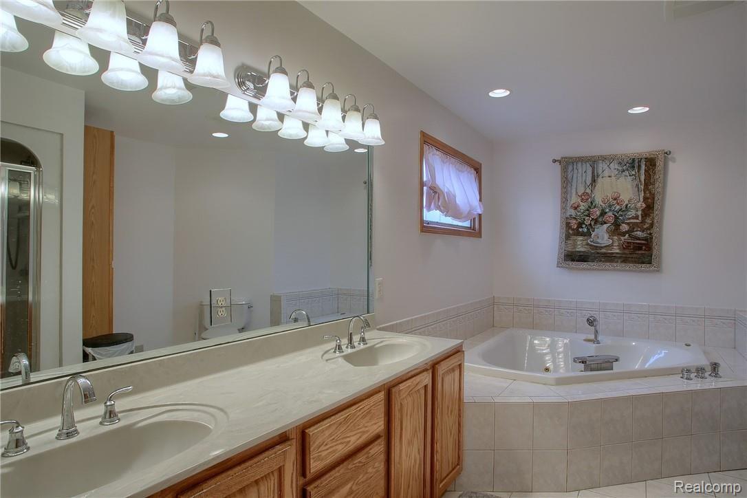 27741 Johnson Road Grosse Ile, MI 48138 - Photo 17 of 32 17-Master Bathroom.jpg