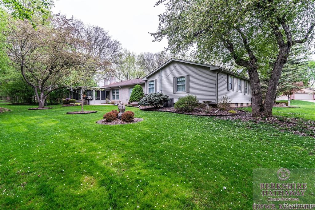 25233 Wykeshire Road Farmington Hills, MI 48336 - Photo 5 of 45