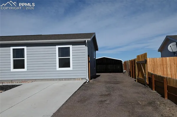 a view of a house with backyard