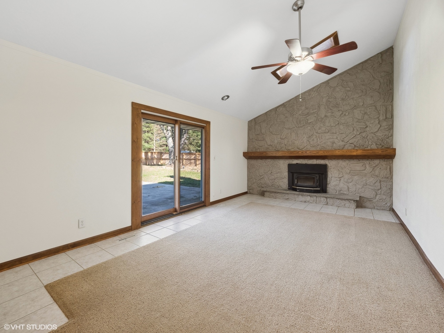 5881 Tipple Road Rockford, IL 61102 - Photo 17 of 32 en empty room with windows and ceiling fan