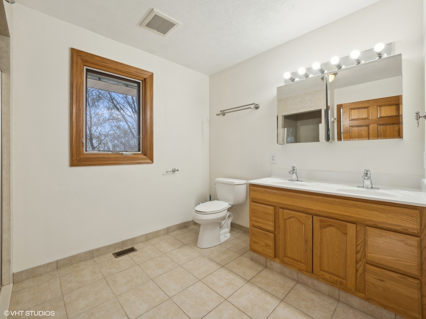 5881 Tipple Road Rockford, IL 61102 - Photo 21 of 32 a bathroom with a toilet sink and mirror