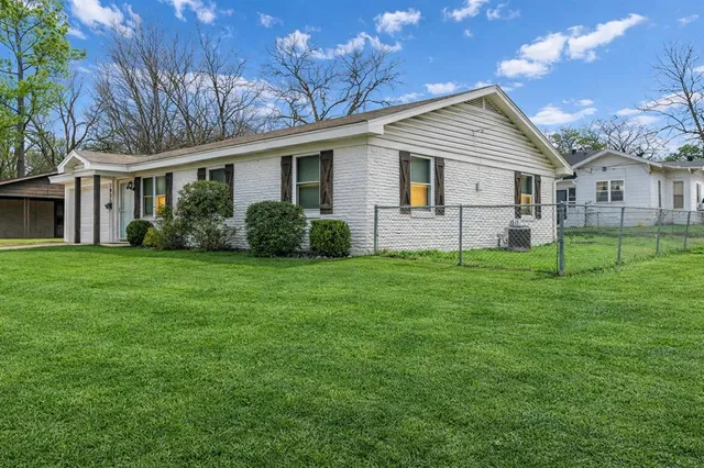 a view of a house with a yard and plants