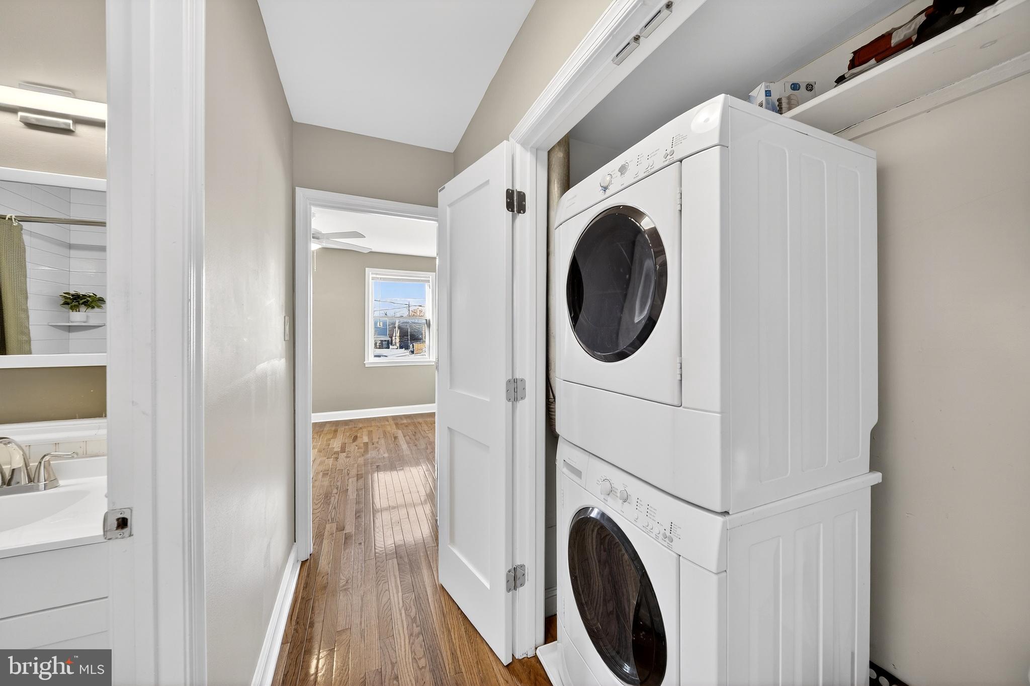 7 East Fort Avenue Baltimore, MD 21230 - Photo 40 of 73 a utility room with dryer and washer