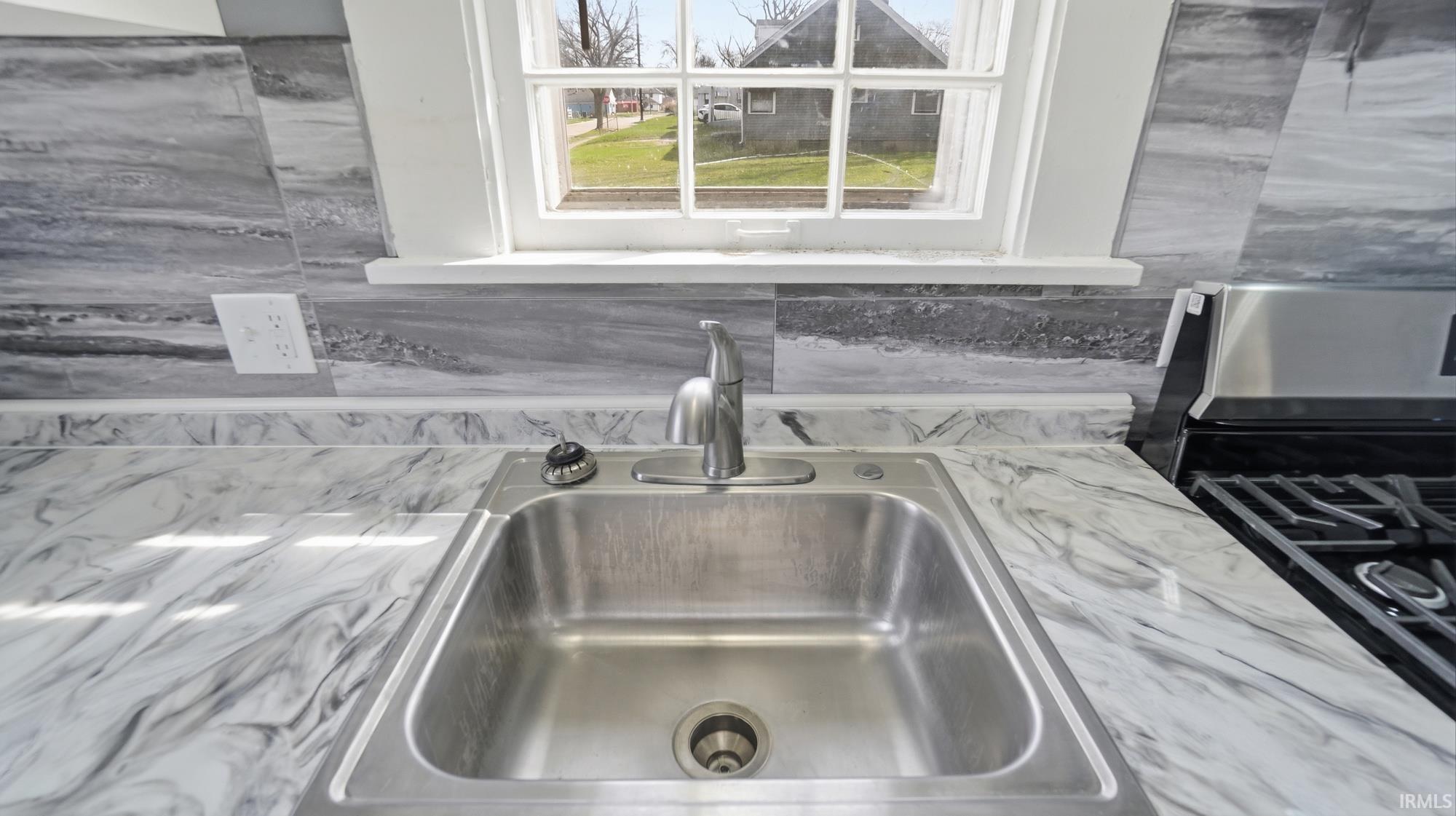 4105 Smith Street Fort Wayne, IN 46806 - Photo 6 of 36