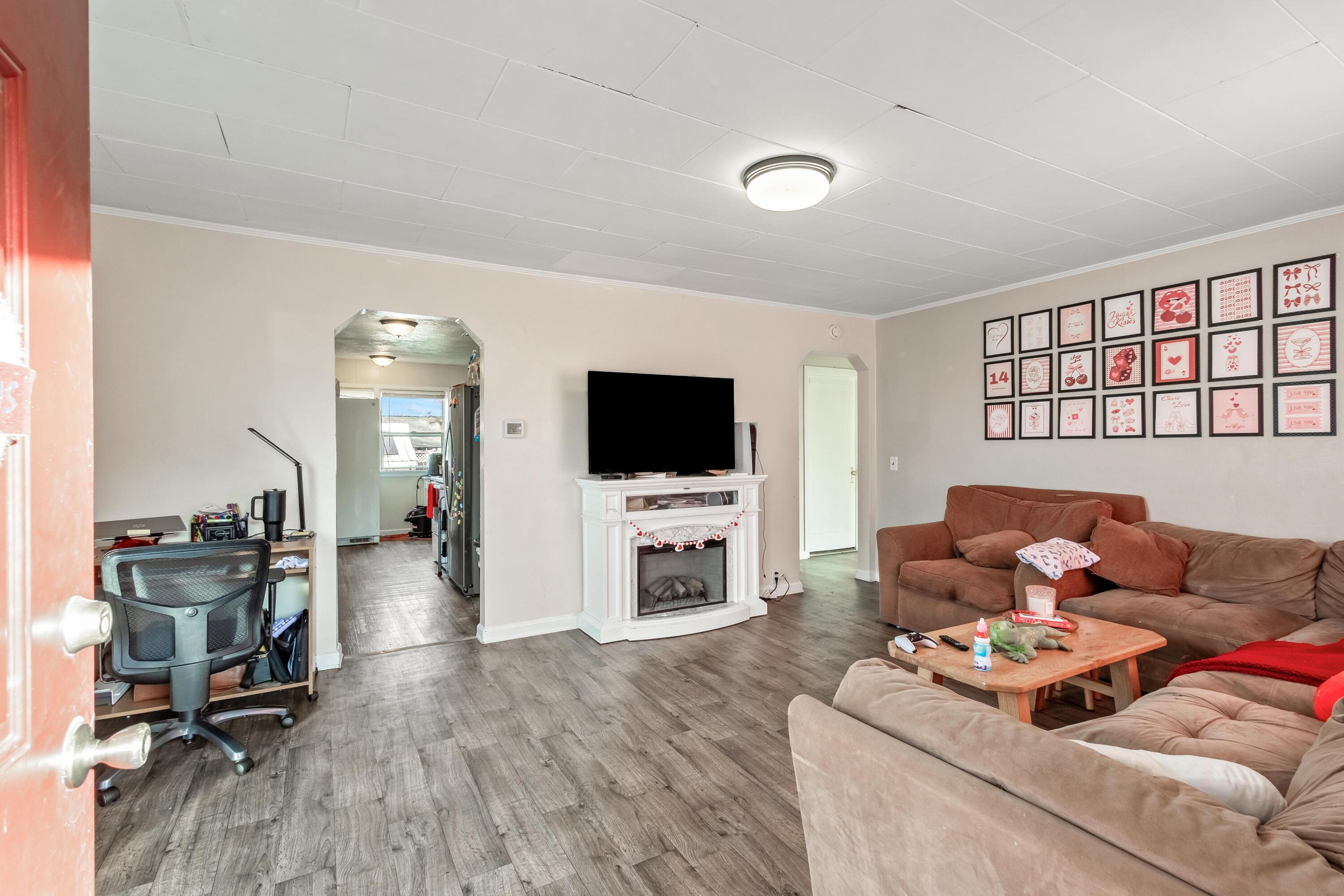 433 Southeast 9th Street Madras, OR 97741 - Photo 11 of 27 Livingroom