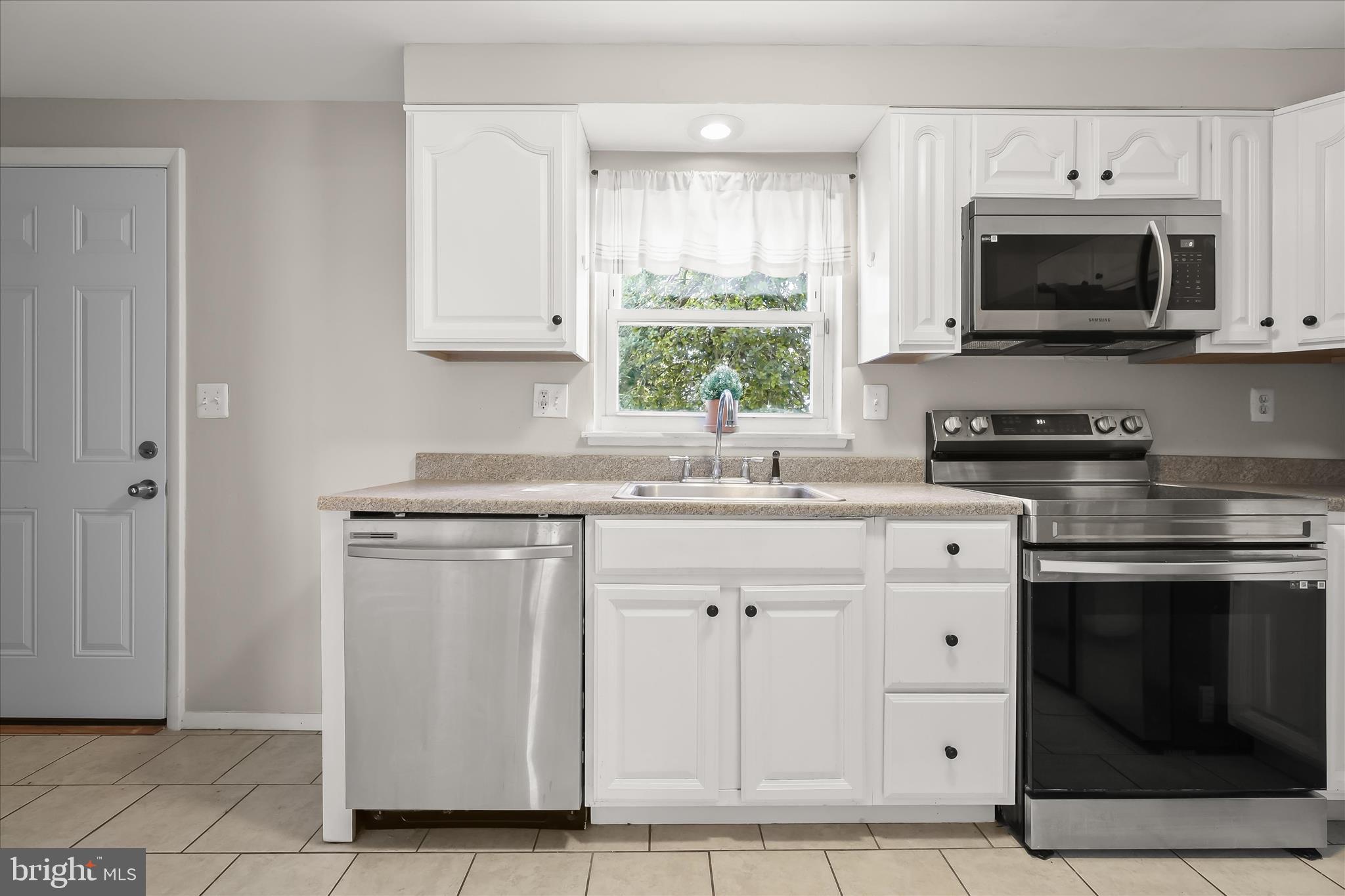 5663 Chelwynd Road Baltimore, MD 21227 - Photo 16 of 44 Kitchen