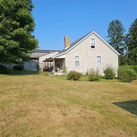 a view of a house with backyard and garden
