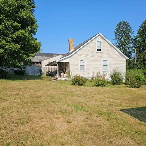 a view of a house with backyard and garden