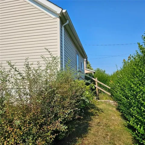 a view of a yard of the house