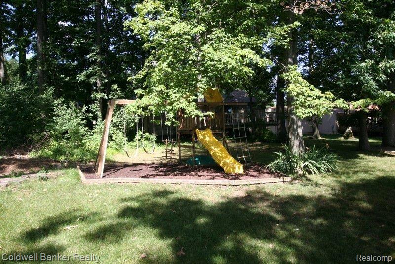 631 Ridge Road Walled Lake, MI 48390 - Photo 4 of 19 Playscape stays