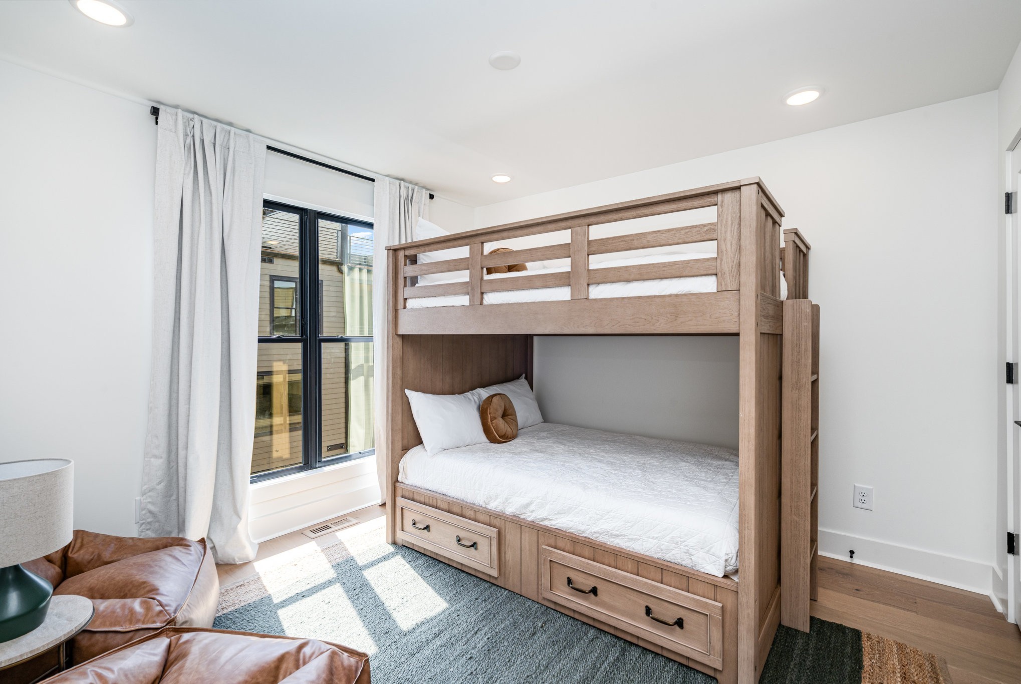 546 A Rosedale Avenue, Unit 15 Nashville, TN 37211 - Photo 22 of 40 a living room with furniture