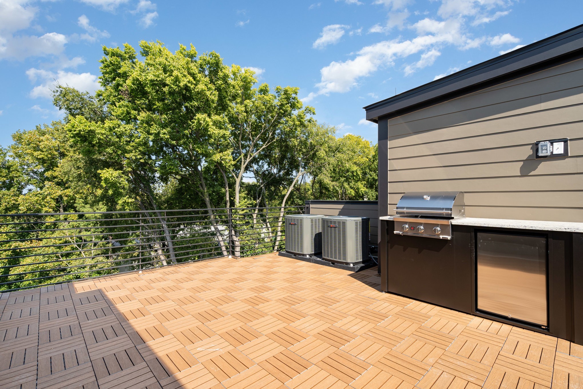 546 A Rosedale Avenue, Unit 15 Nashville, TN 37211 - Photo 30 of 40 a backyard of a house with lots of green space