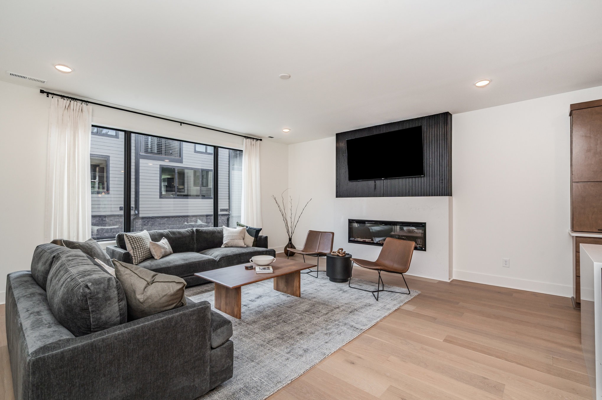 546 A Rosedale Avenue, Unit 15 Nashville, TN 37211 - Photo 5 of 40 a living room with furniture and a flat screen tv