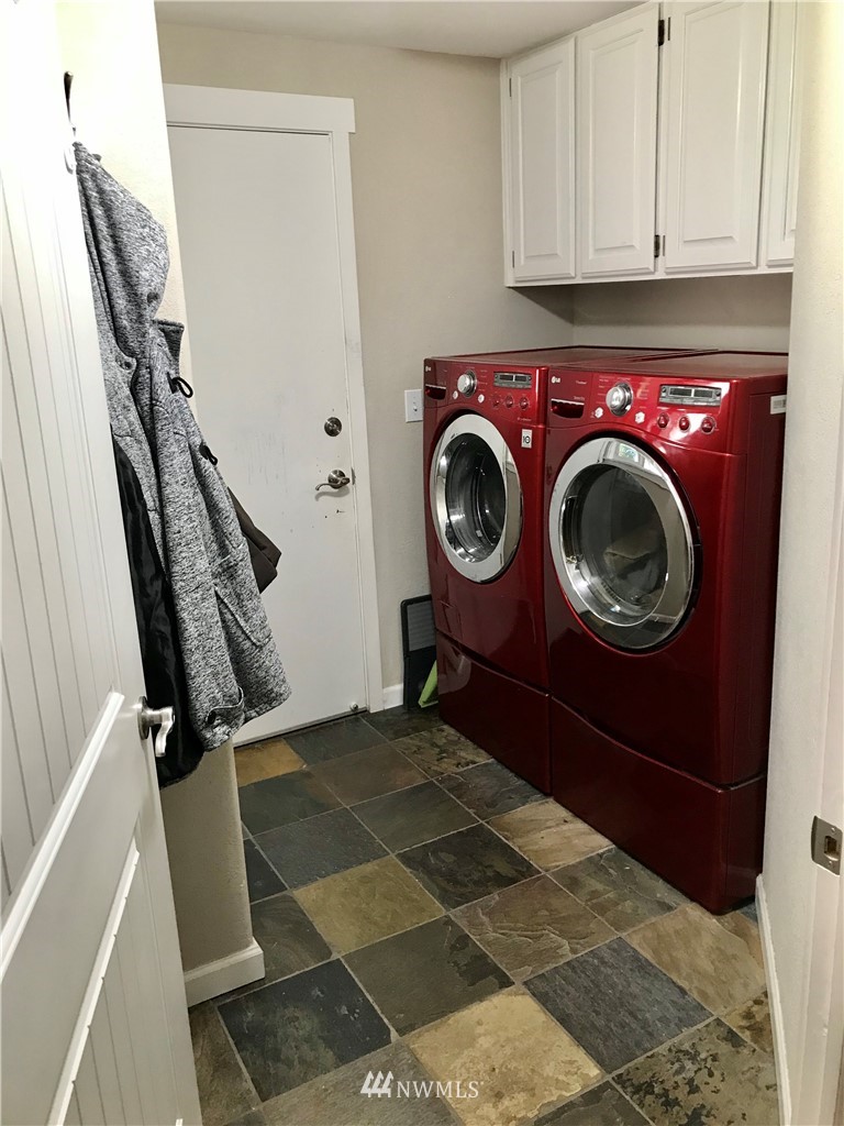 173 River Heights Road Centralia, WA 98531 - Photo 12 of 40 a utility room with dryer and washer