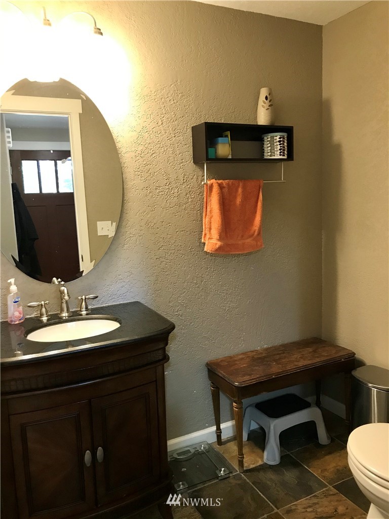 173 River Heights Road Centralia, WA 98531 - Photo 13 of 40 a bathroom with a sink and a mirror