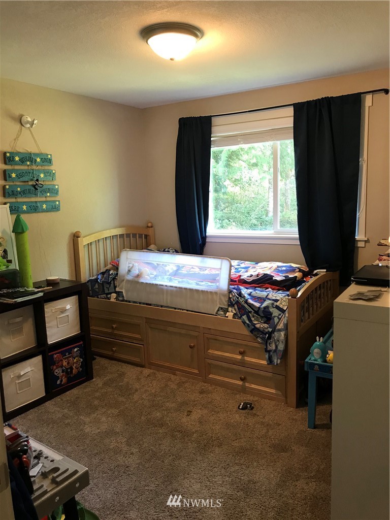 173 River Heights Road Centralia, WA 98531 - Photo 17 of 40 a room with a bed and a window
