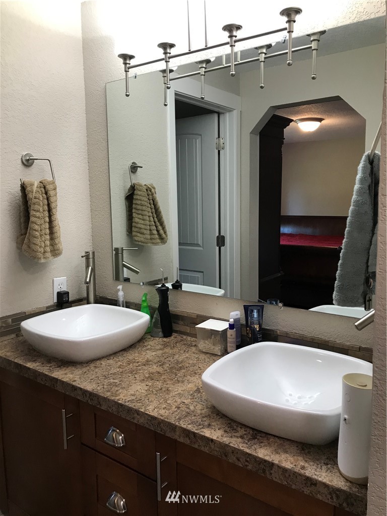 173 River Heights Road Centralia, WA 98531 - Photo 21 of 40 a bathroom with a double vanity sink and a mirror
