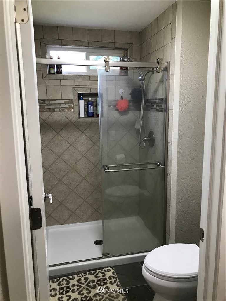 173 River Heights Road Centralia, WA 98531 - Photo 22 of 40 a bathroom with a shower and a toilet