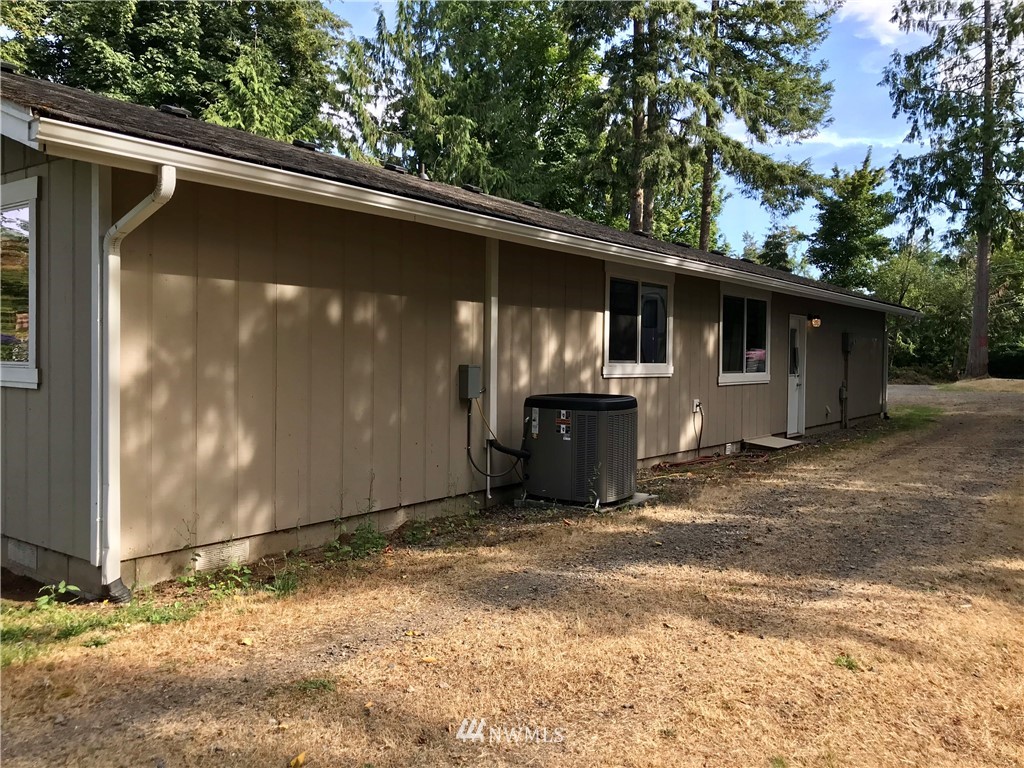 173 River Heights Road Centralia, WA 98531 - Photo 4 of 40 a backyard of a house