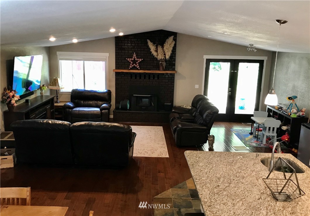 173 River Heights Road Centralia, WA 98531 - Photo 10 of 40 a living room with furniture and a fireplace