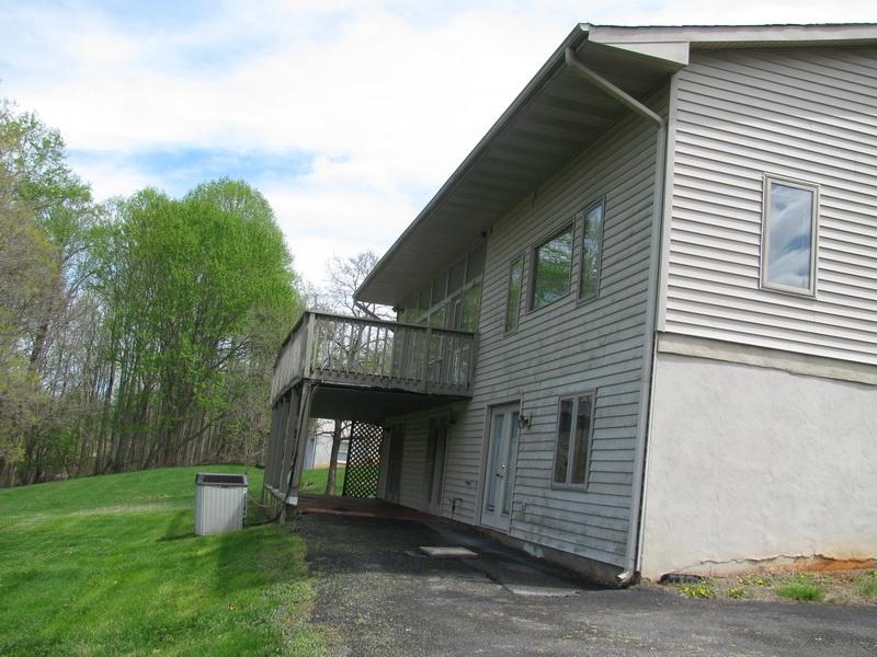 707 High Point Road Moneta, VA 24121 - Photo 2 of 16 205_resize
