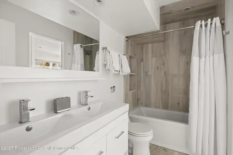 a view of livingroom with furniture and windows