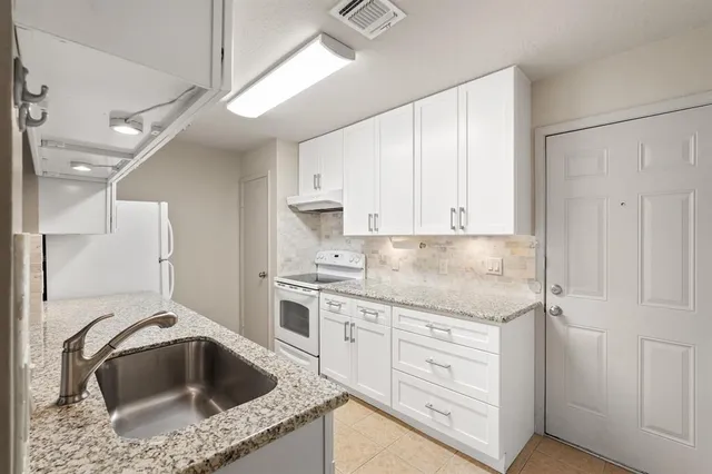 $1,650 | 10834 Lynbrook Drive, Unit B, Houston, TX 77042