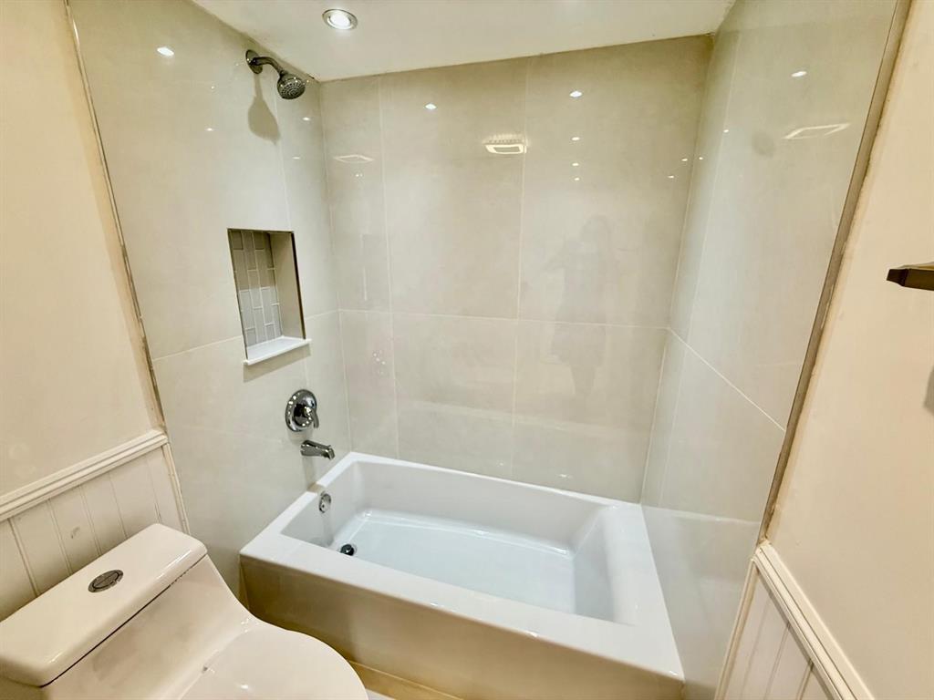 2911 Southwest 22nd Circle, Unit 37B Delray Beach, FL 33445 - Photo 40 of 51 a bathroom with a bathtub sink and toilet