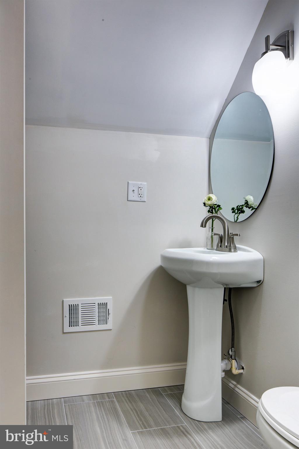 660 Riverside Drive Pasadena, MD 21122 - Photo 15 of 32 Upper hall full bath