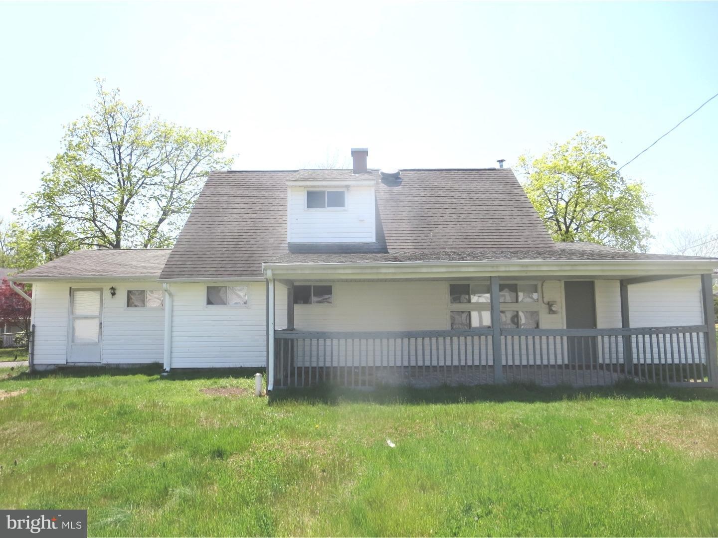 104 Verdant Road Levittown, PA 19057 - Photo 4 of 25 Exterior Back