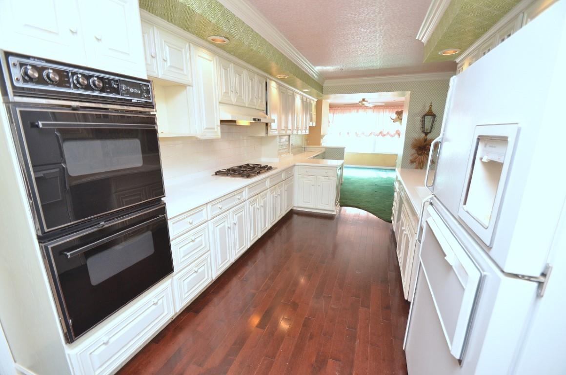 4980 Spring Brook Road Rockford, IL 61114 - Photo 18 of 50 a kitchen with granite countertop a stove oven and sink