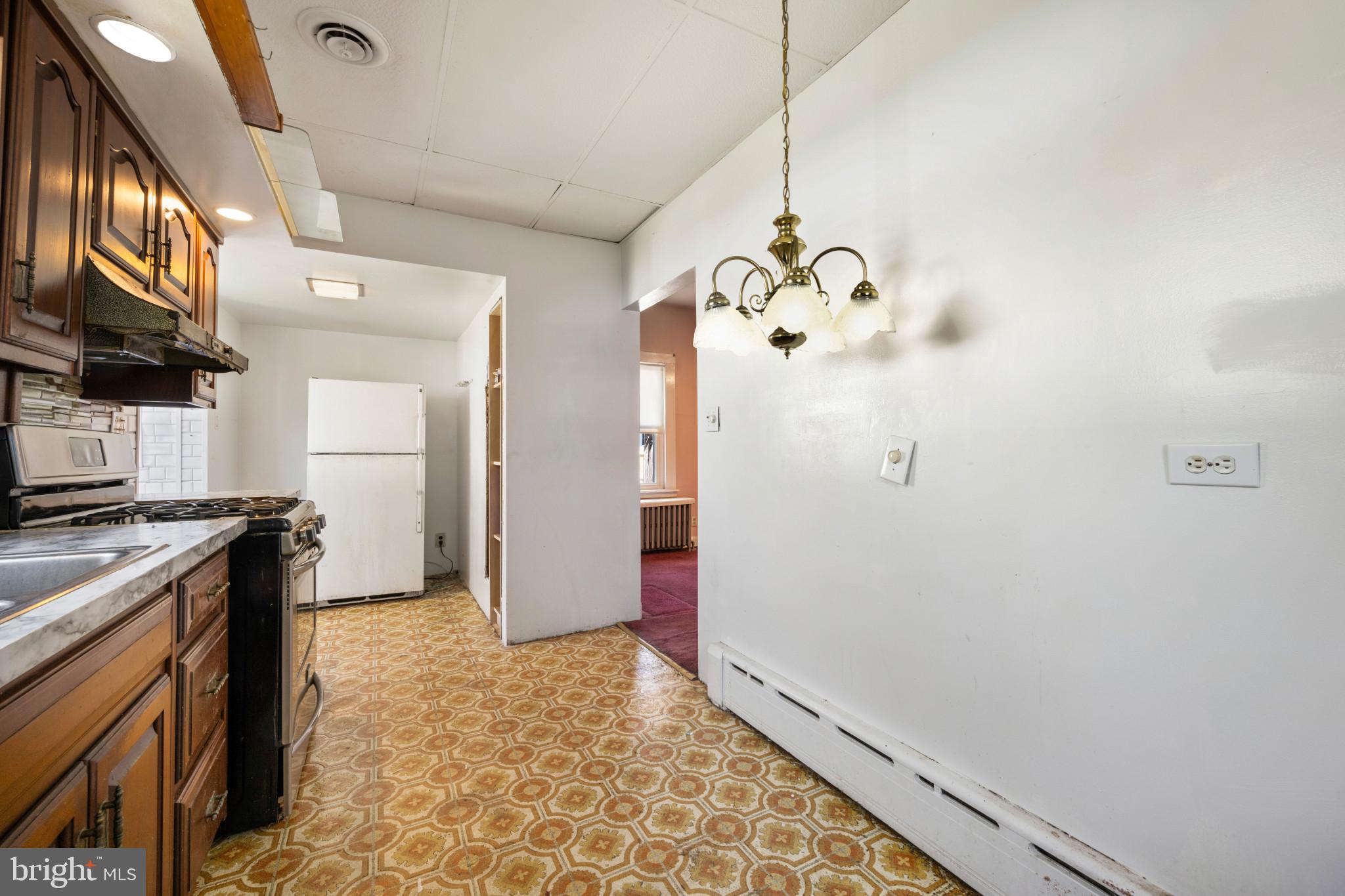 6810 Belclare Road Baltimore, MD 21222 - Photo 16 of 35 Dining area
