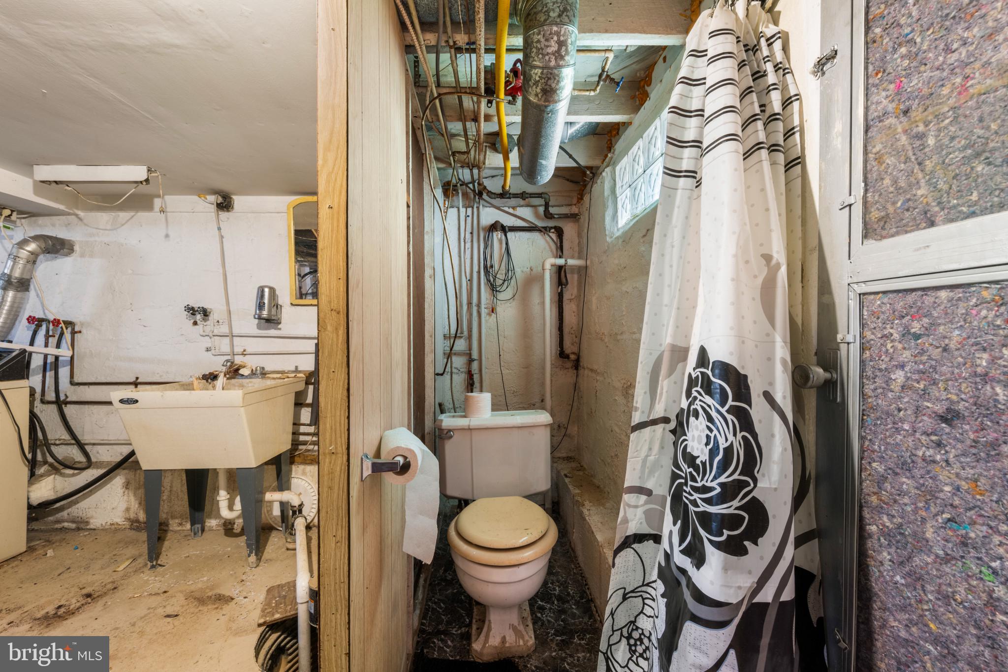 6810 Belclare Road Baltimore, MD 21222 - Photo 28 of 35 Full bathroom