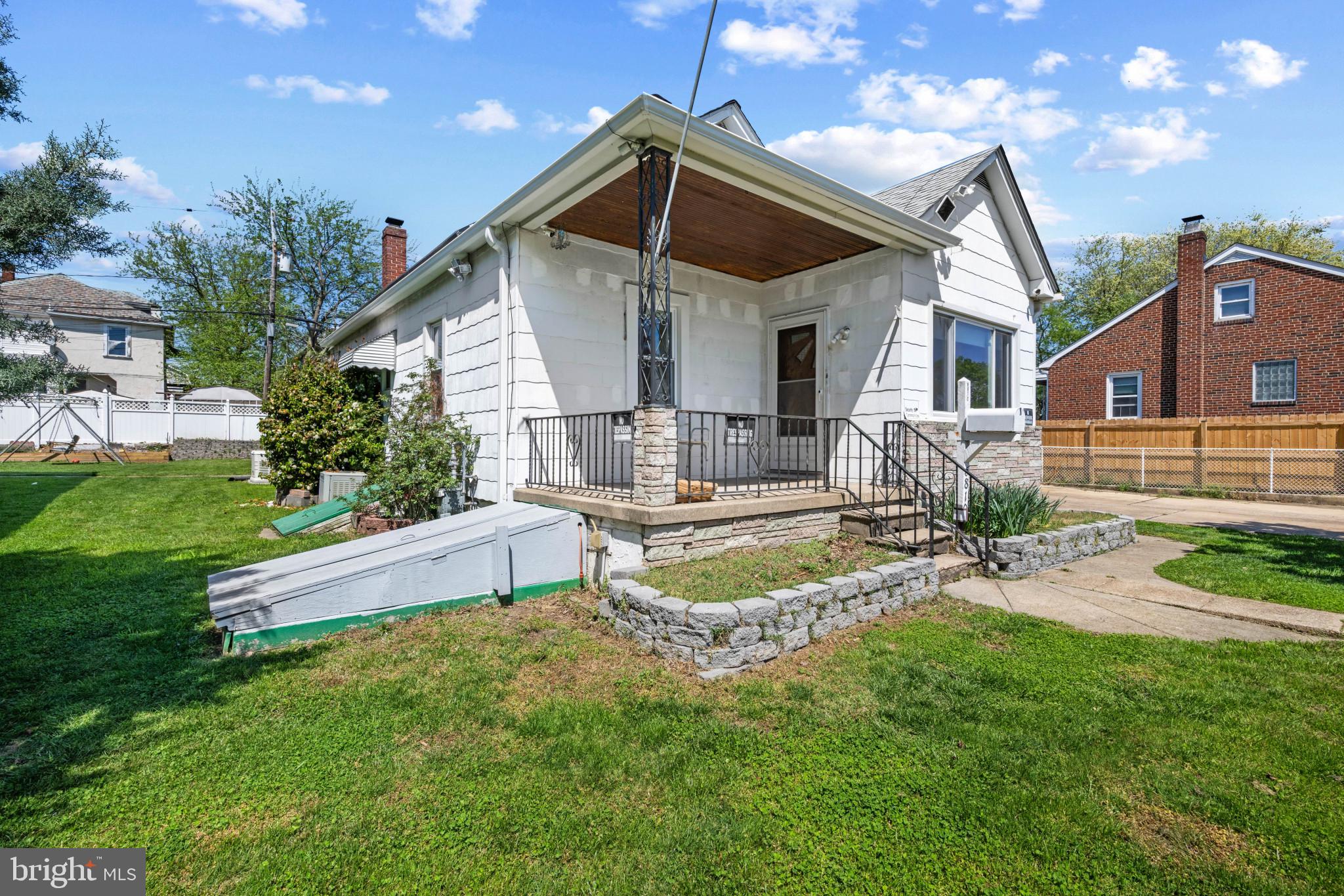 6810 Belclare Road Baltimore, MD 21222 - Photo 4 of 35 Front porch