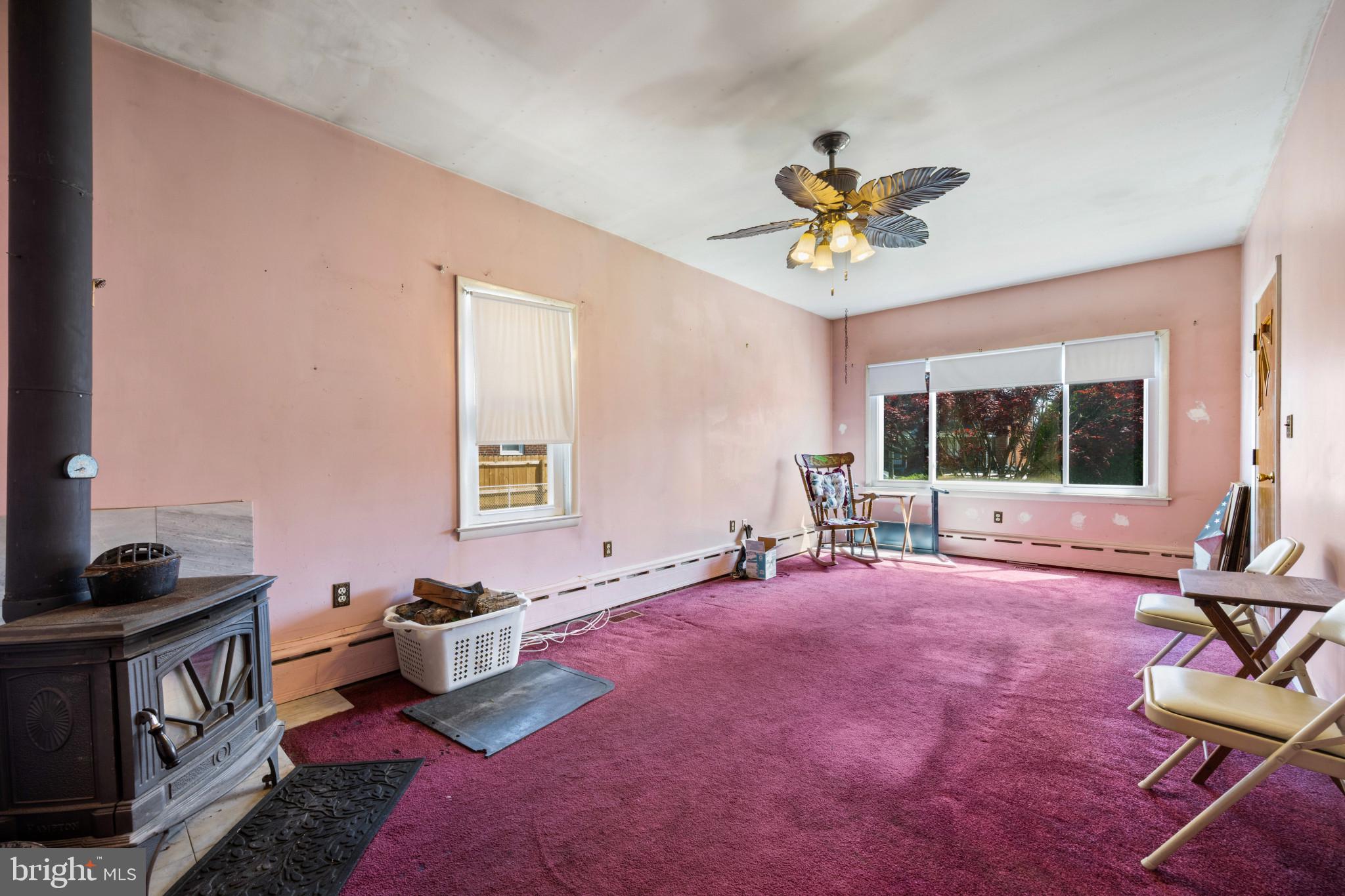 6810 Belclare Road Baltimore, MD 21222 - Photo 7 of 35 Living room