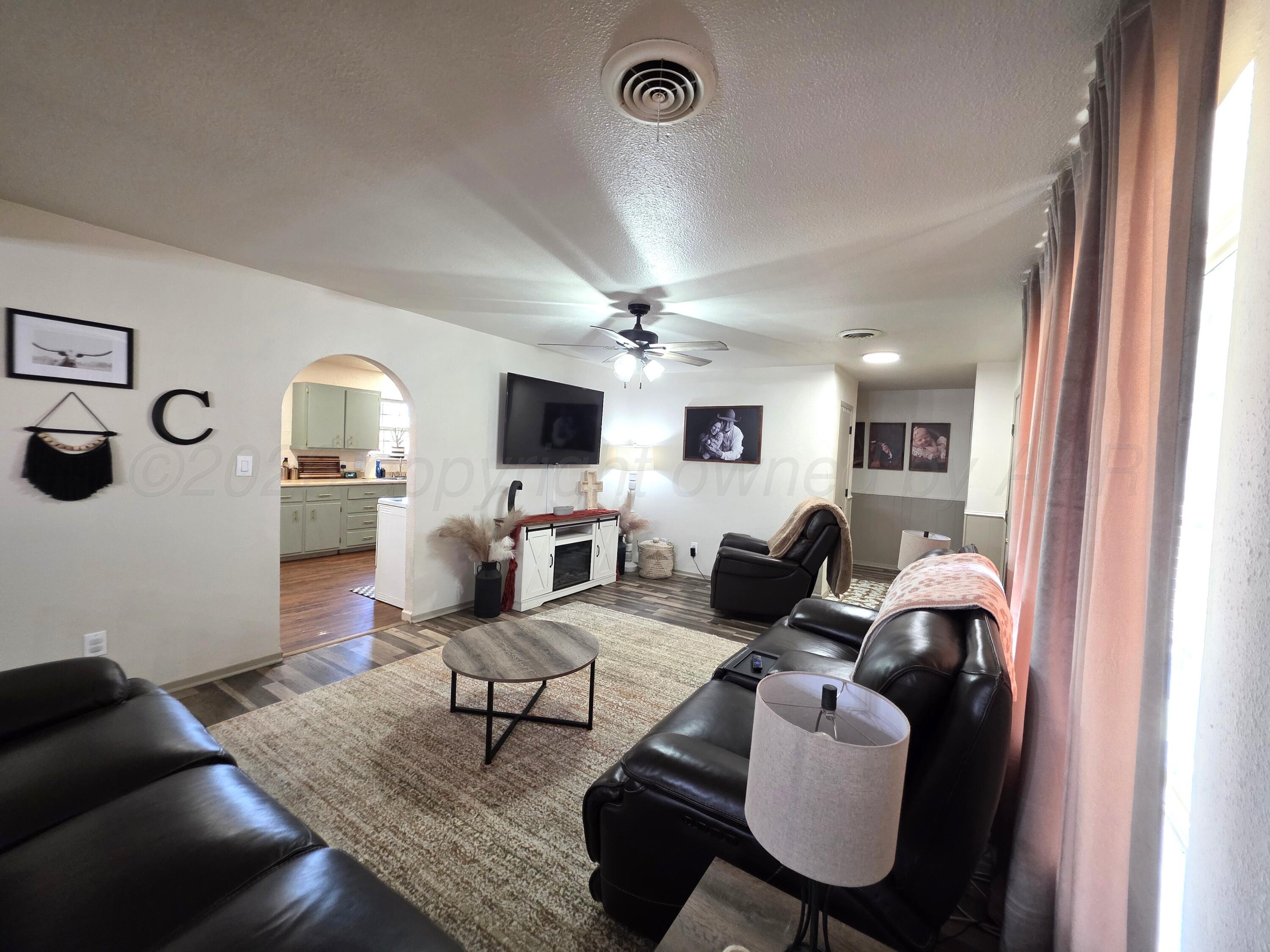 7921 Tumbleweed Road Lefors, TX 79054 - Photo 4 of 32 Living Room